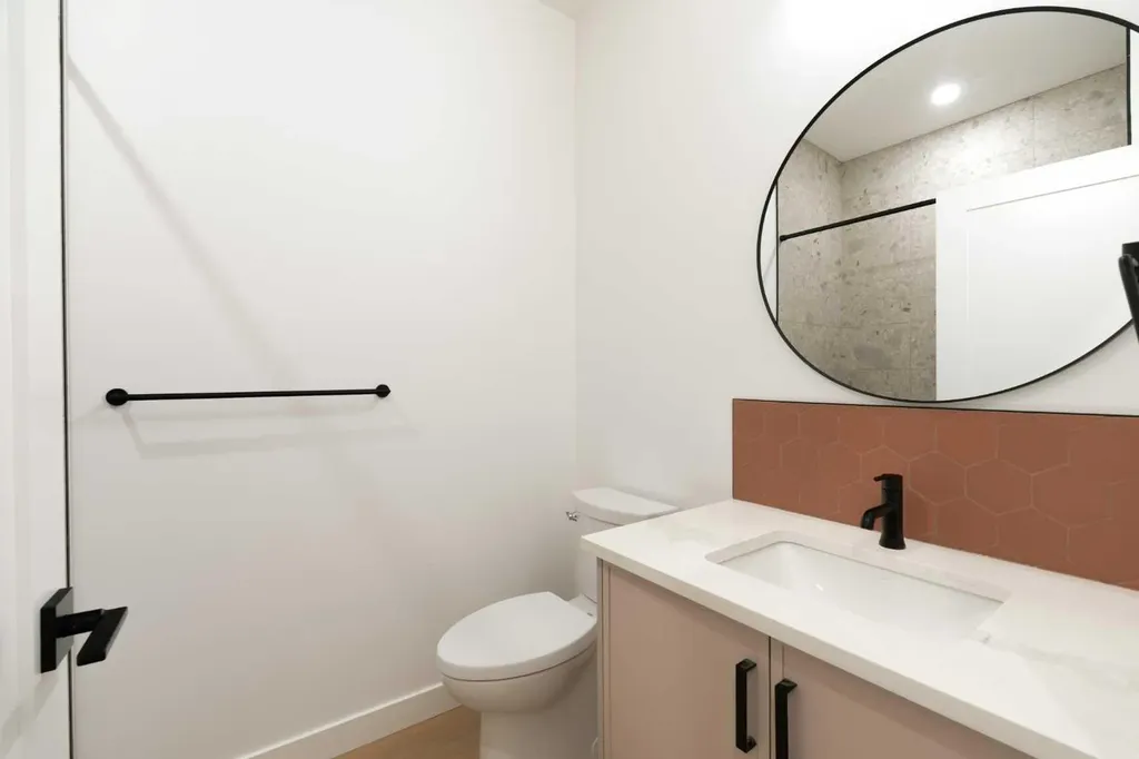 8916 33 Avenue NW Calgary AB T3B 1M6