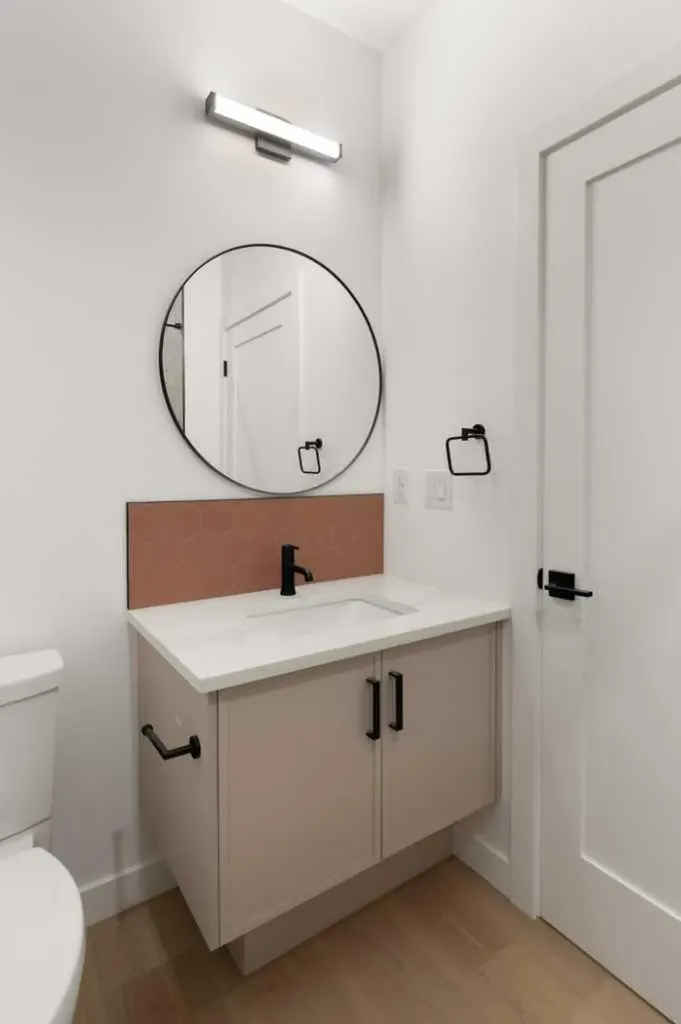 8916 33 Avenue NW Calgary AB T3B 1M6