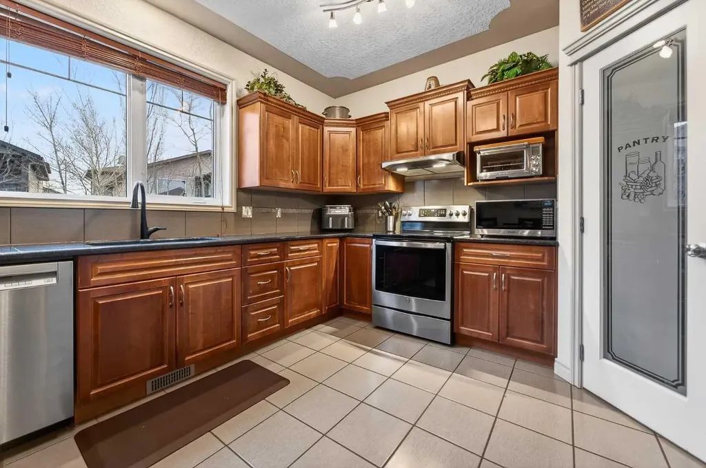 388 Grizzly Crescent N Lethbridge AB T1H 4E6