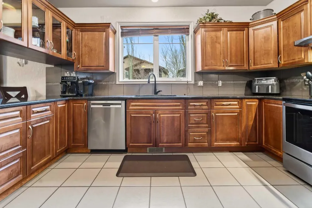 388 Grizzly Crescent N Lethbridge AB T1H 4E6