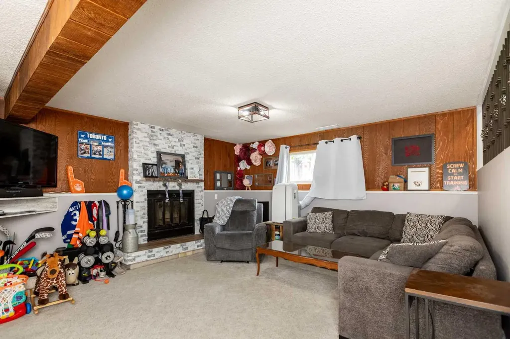 62 Rupert Crescent Red Deer AB T4P 2Z1