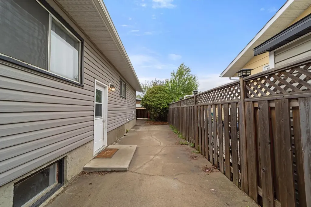 4303A 65 Street Camrose AB T4V3M5
