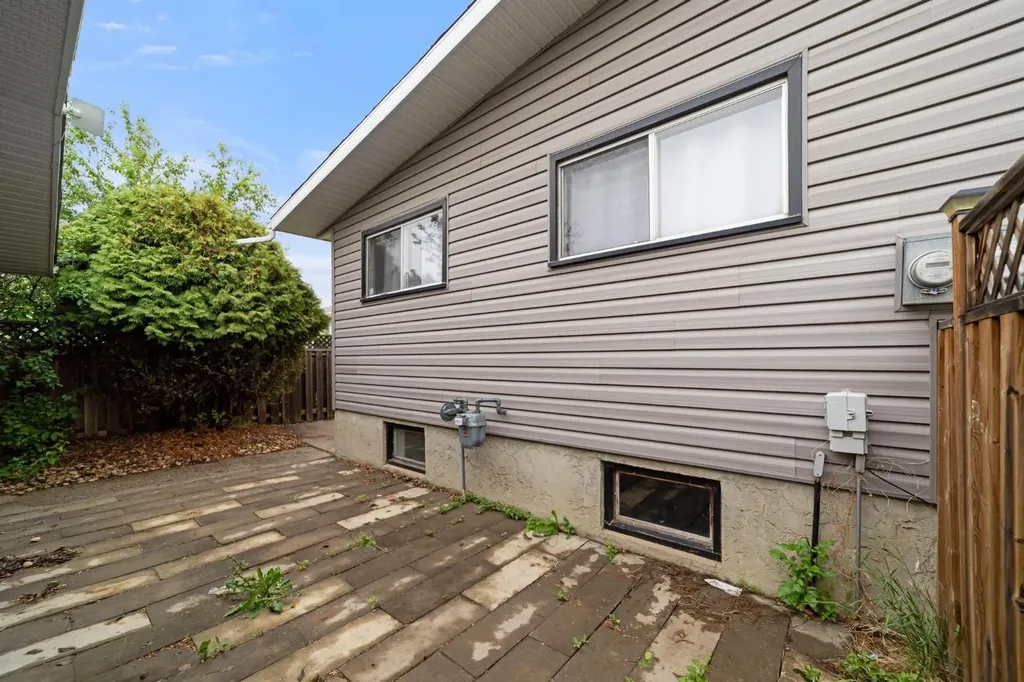 4303A 65 Street Camrose AB T4V3M5