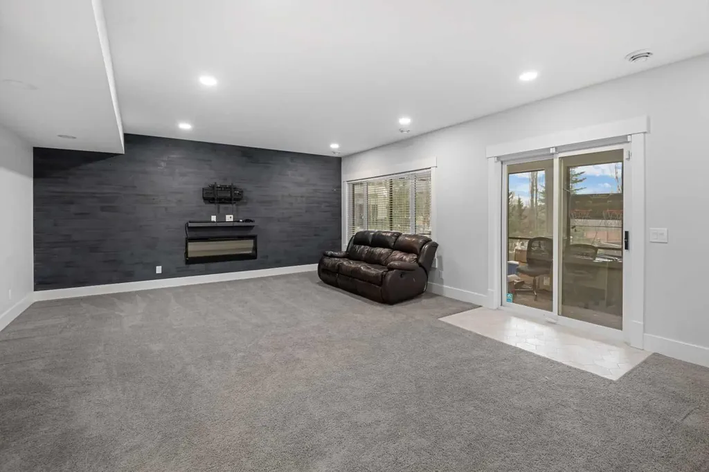45 Rockcliff Heights NW Calgary AB T3G 0C7