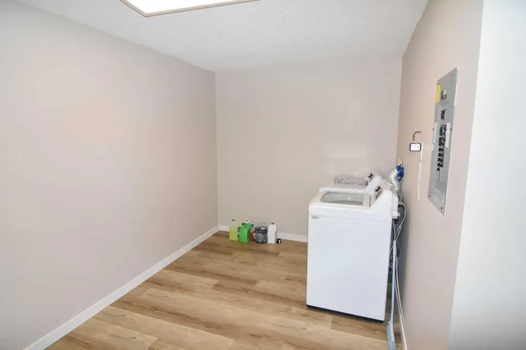 2022 Canyon Meadows Drive SE Calgary AB T2J 7H1