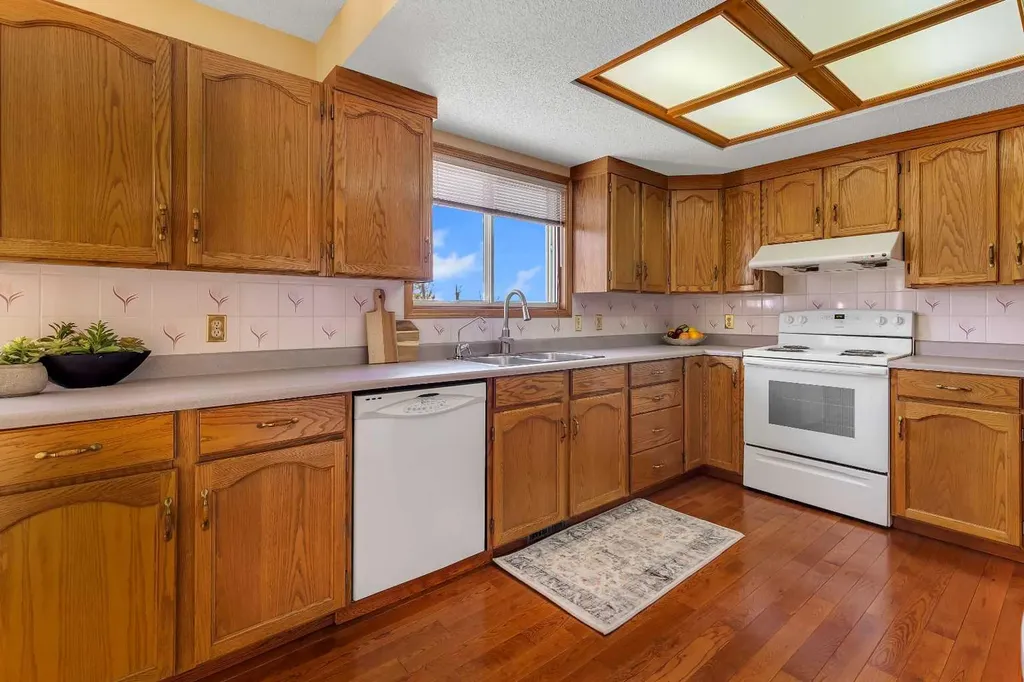 2856 Signal Hill Heights SW Calgary AB T3H 2M6