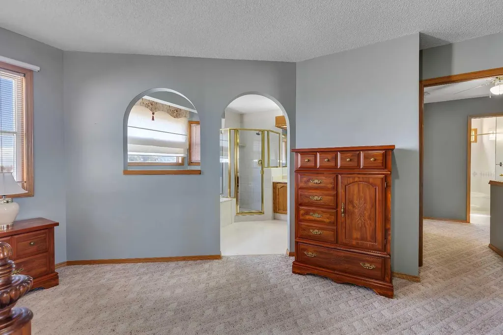2856 Signal Hill Heights SW Calgary AB T3H 2M6