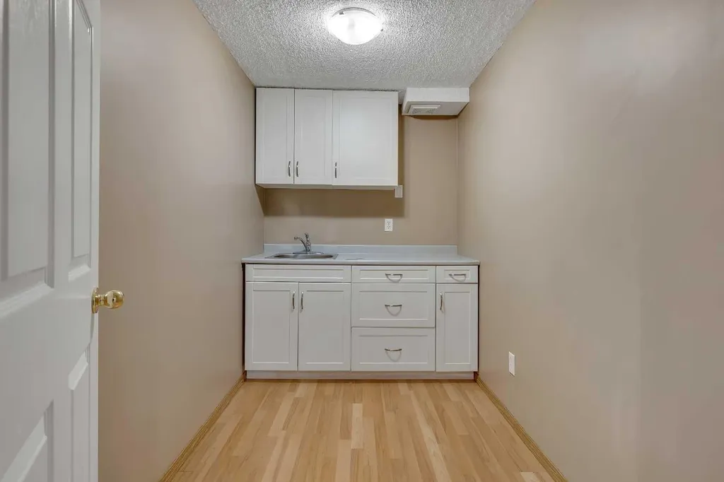 2856 Signal Hill Heights SW Calgary AB T3H 2M6