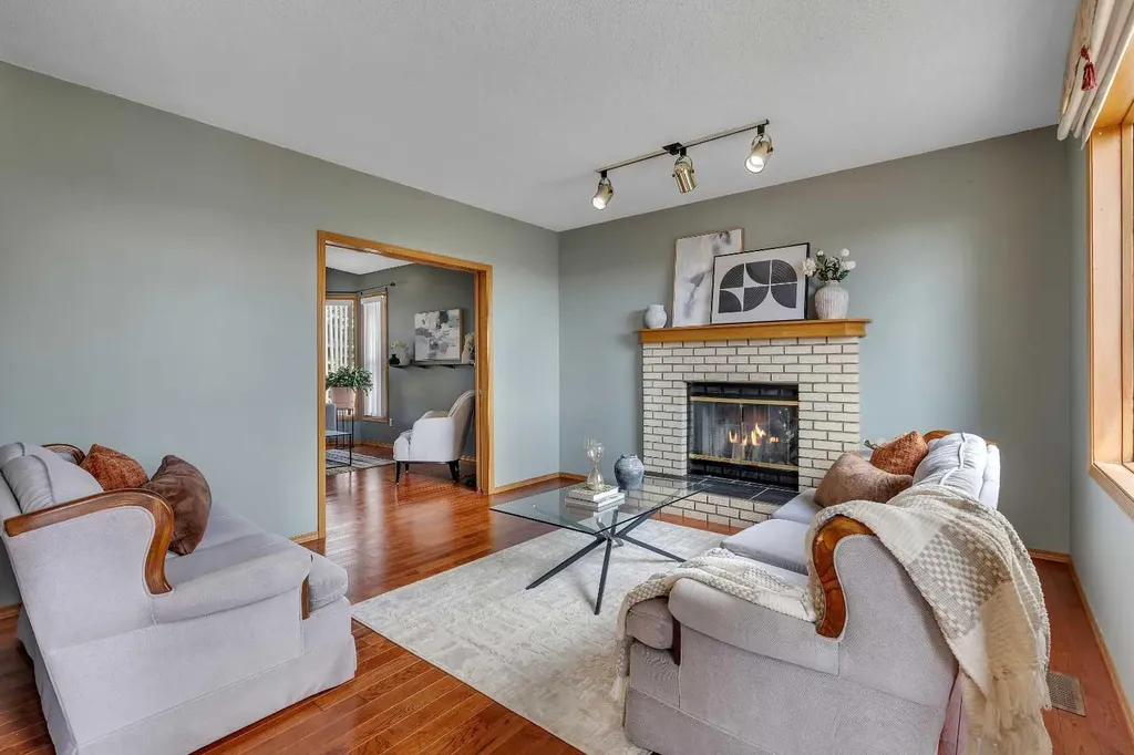 2856 Signal Hill Heights SW Calgary AB T3H 2M6