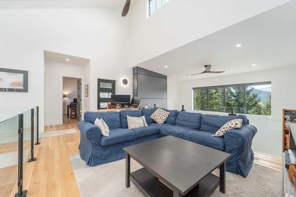 8938 24 Avenue Coleman AB T0K 0M0