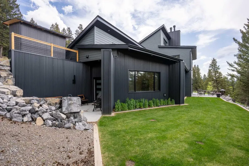 8938 24 Avenue Coleman AB T0K 0M0