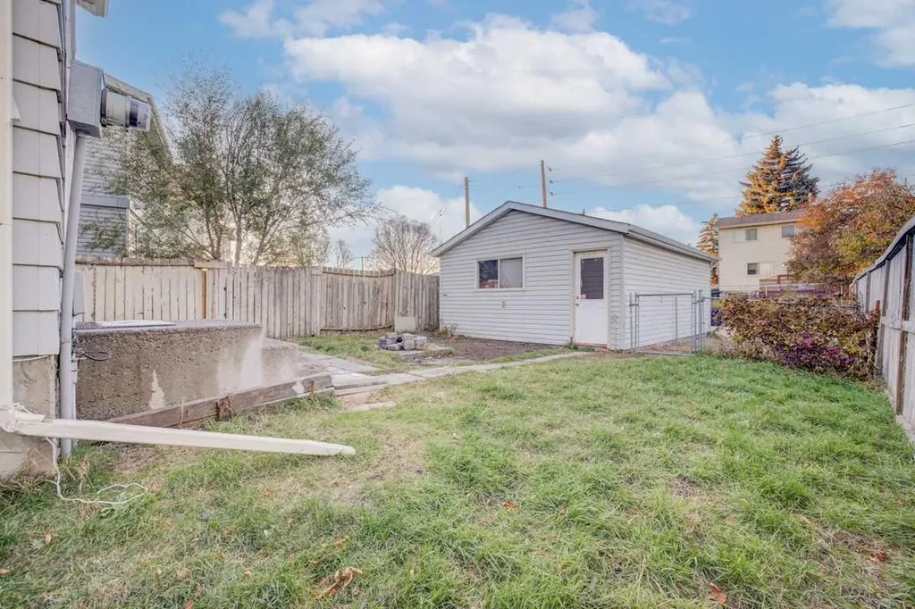 171 Erin Woods Drive SE Calgary AB T2B 2V7