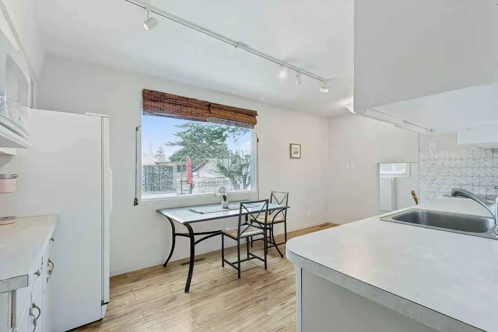 6507 34 Avenue NW Calgary AB T3B 1M9