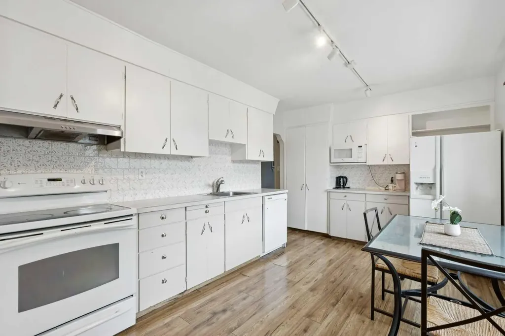 6507 34 Avenue NW Calgary AB T3B 1M9