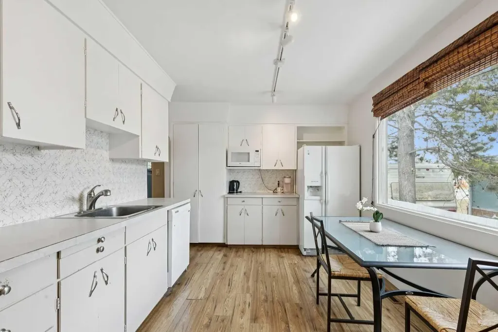6507 34 Avenue NW Calgary AB T3B 1M9