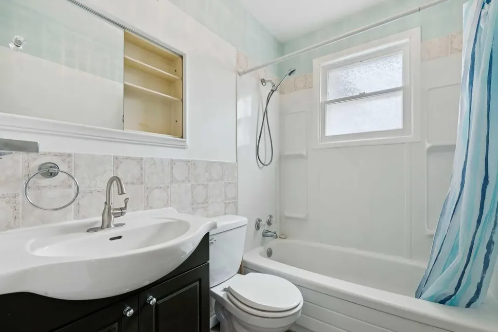 6507 34 Avenue NW Calgary AB T3B 1M9