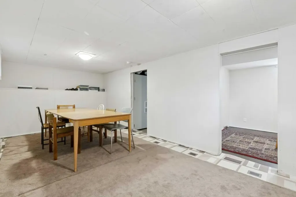 6507 34 Avenue NW Calgary AB T3B 1M9
