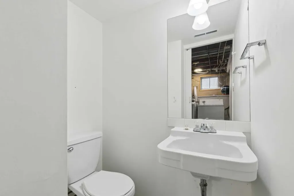 6507 34 Avenue NW Calgary AB T3B 1M9