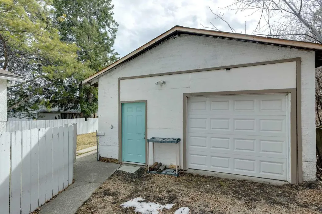 6507 34 Avenue NW Calgary AB T3B 1M9