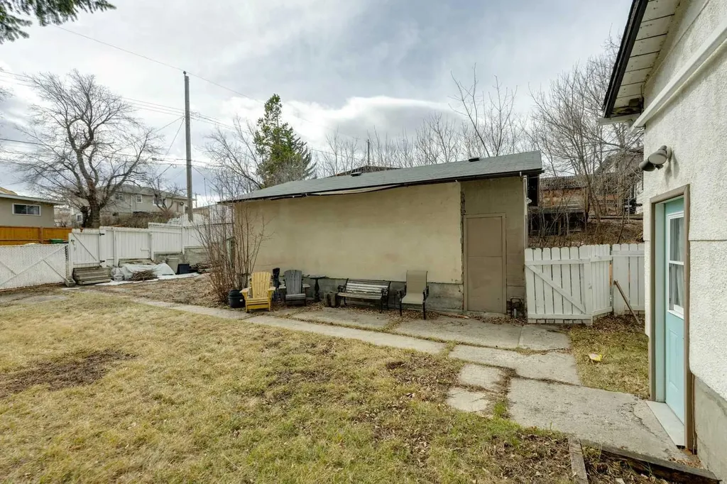 6507 34 Avenue NW Calgary AB T3B 1M9