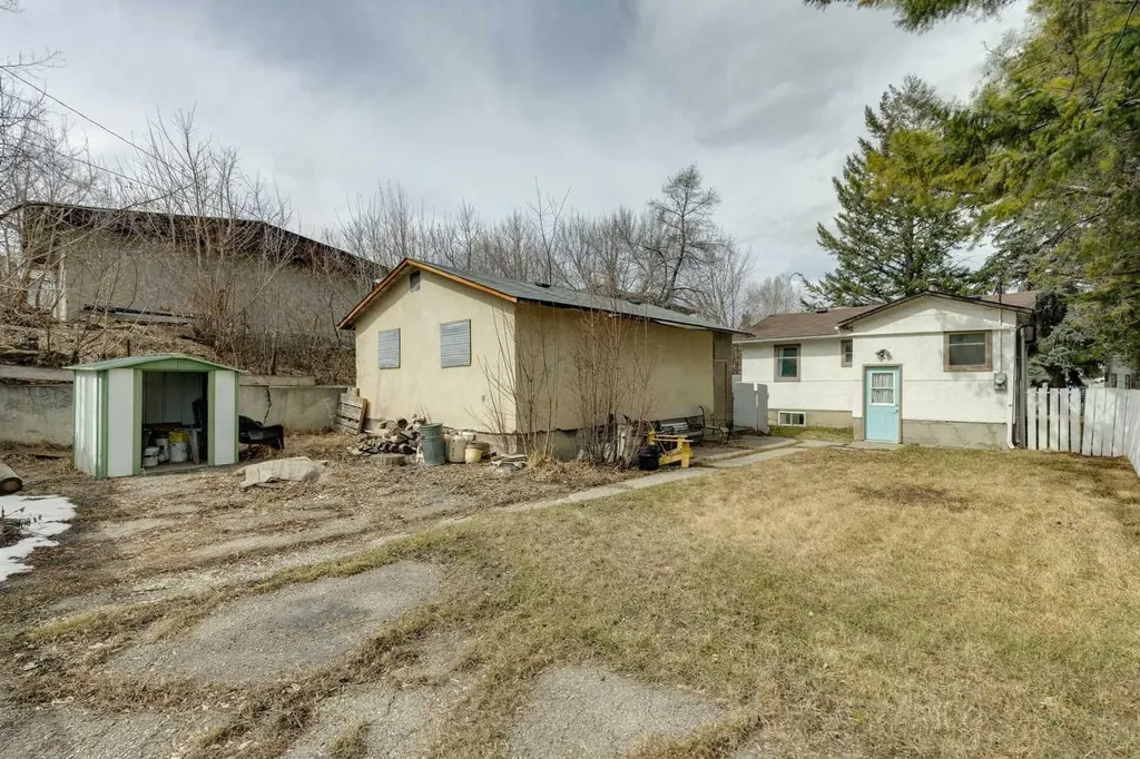 6507 34 Avenue NW Calgary AB T3B 1M9