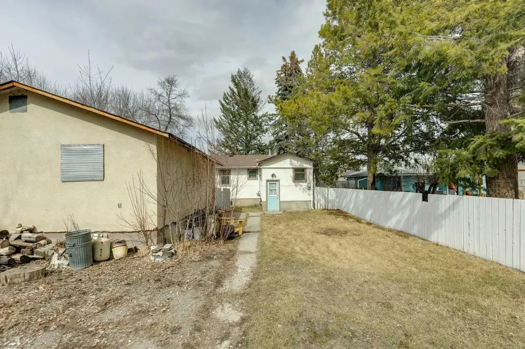 6507 34 Avenue NW Calgary AB T3B 1M9