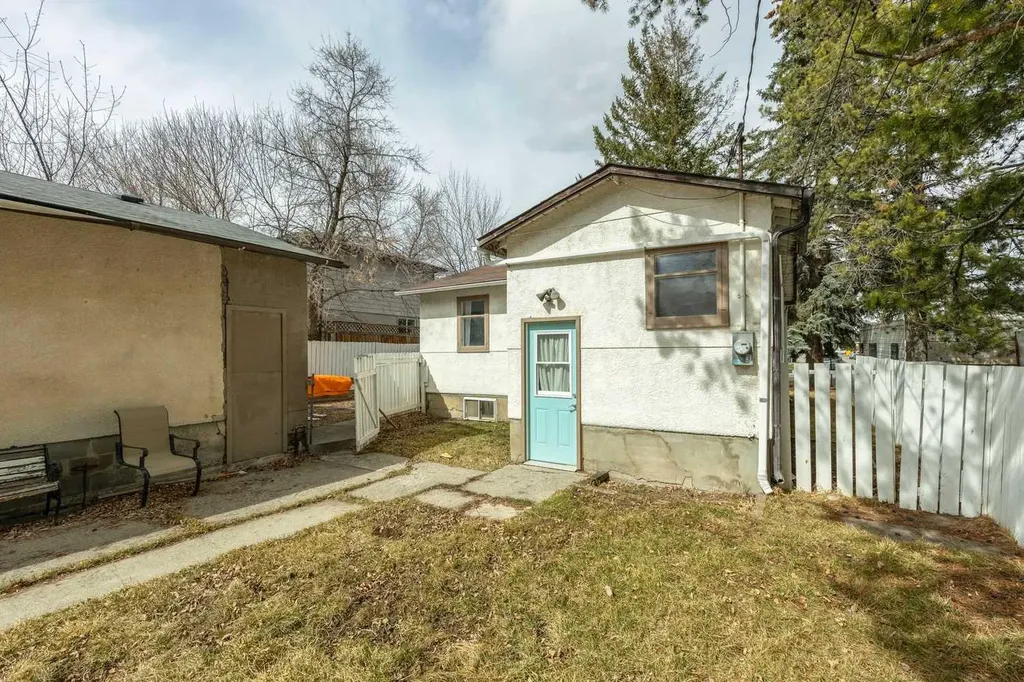 6507 34 Avenue NW Calgary AB T3B 1M9