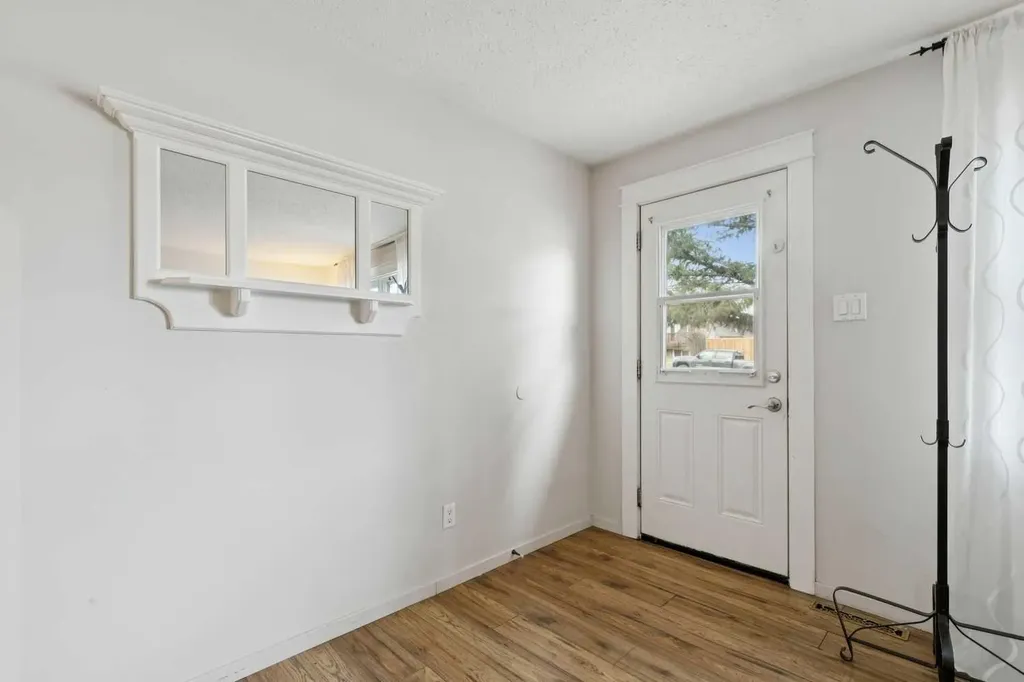 6507 34 Avenue NW Calgary AB T3B 1M9