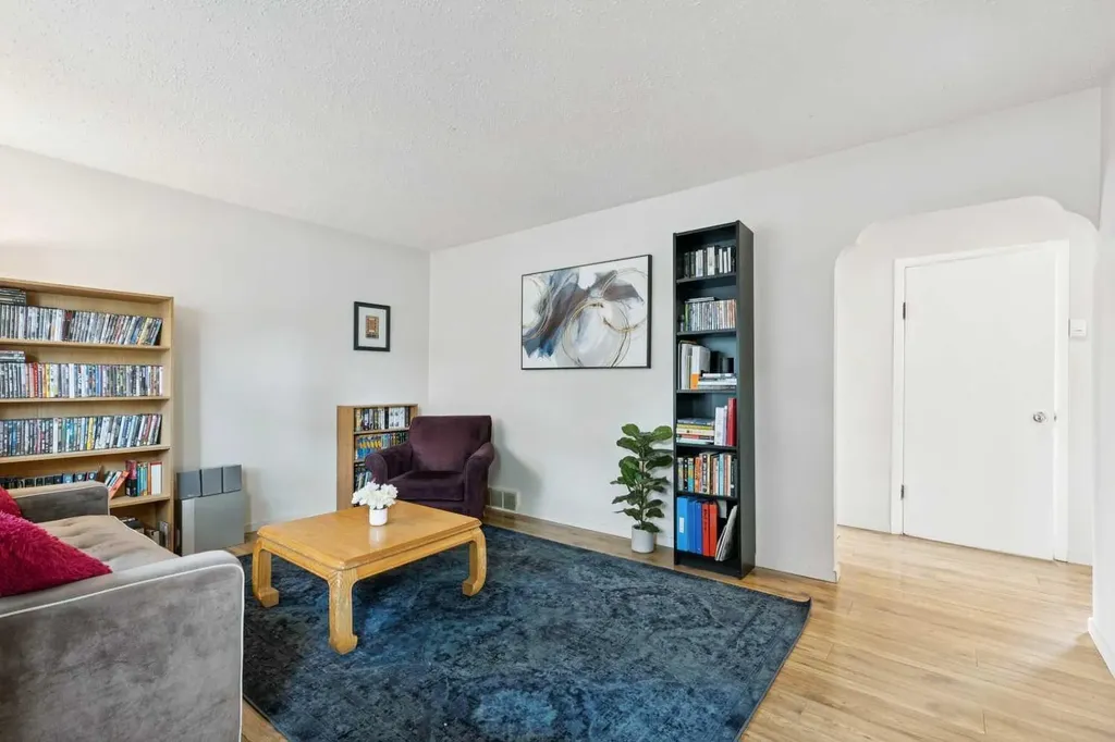 6507 34 Avenue NW Calgary AB T3B 1M9