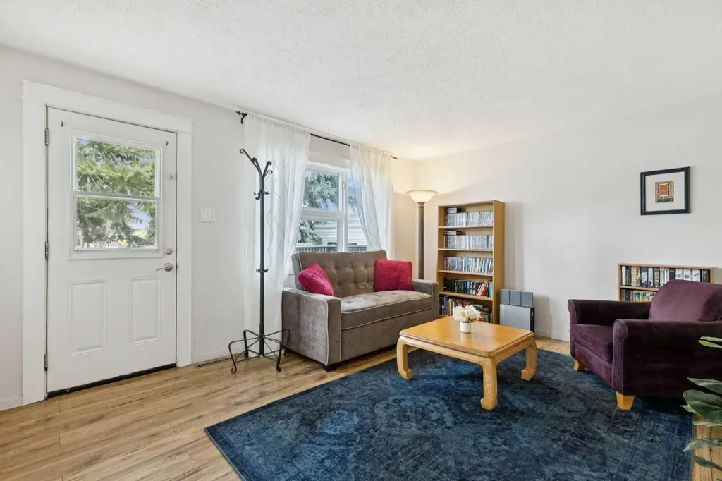 6507 34 Avenue NW Calgary AB T3B 1M9