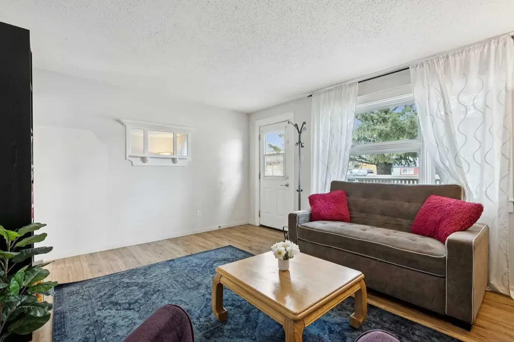 6507 34 Avenue NW Calgary AB T3B 1M9