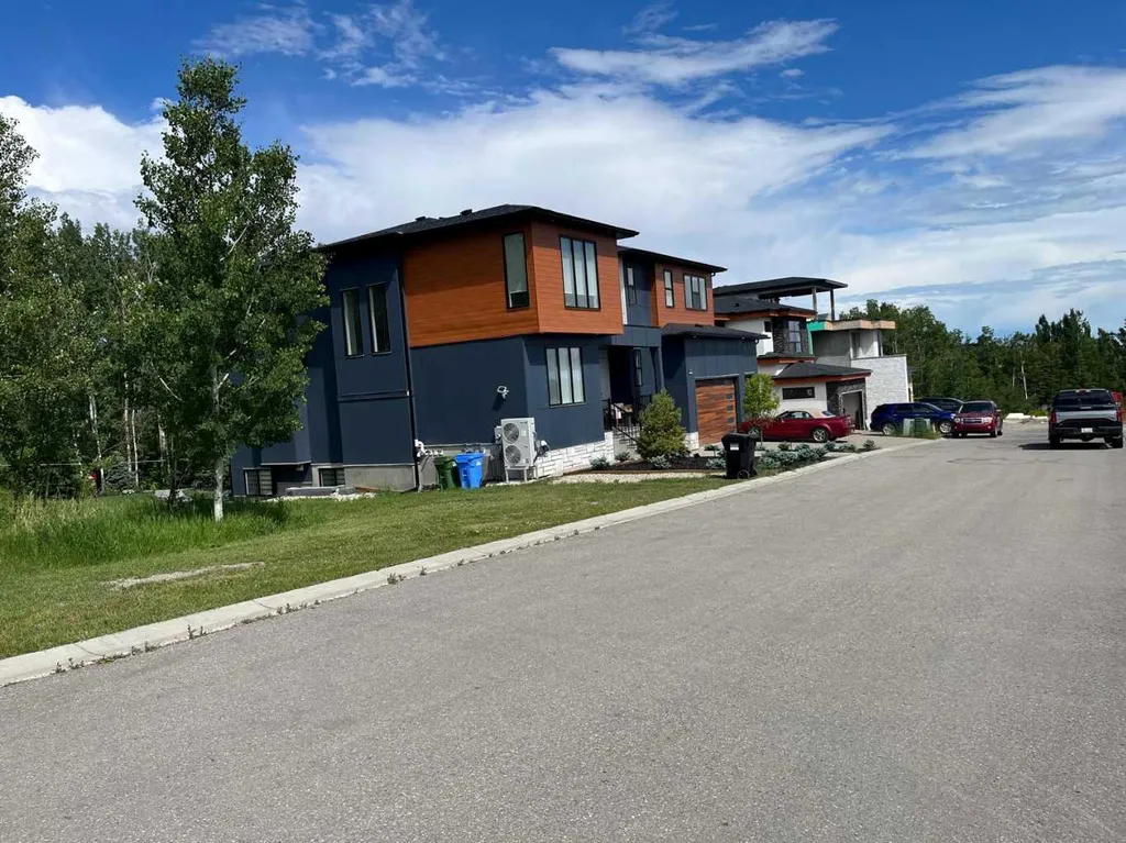 3622 85 Street SW Calgary AB T3H 3V7
