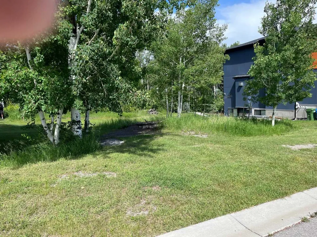 3622 85 Street SW Calgary AB T3H 3V7