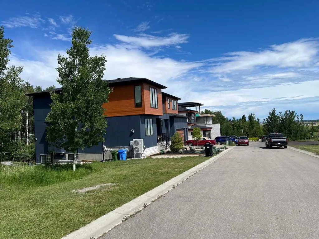 3622 85 Street SW Calgary AB T3H 3V7