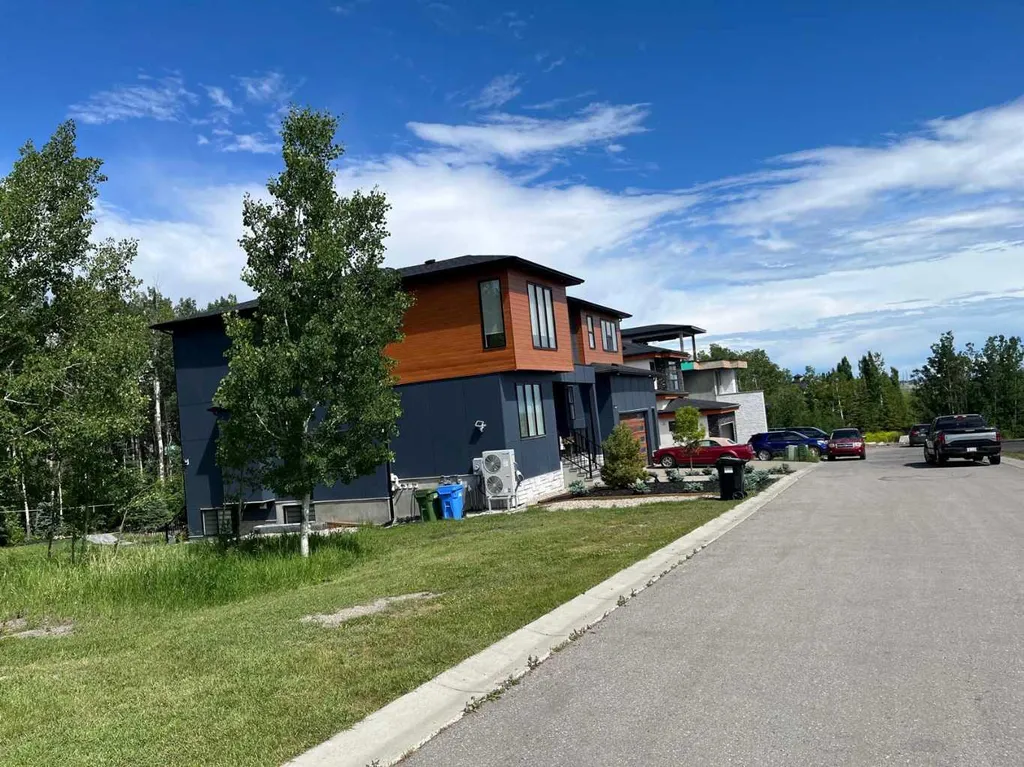 3622 85 Street SW Calgary AB T3H 3V7