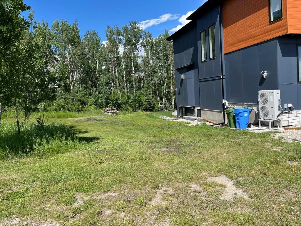 3622 85 Street SW Calgary AB T3H 3V7