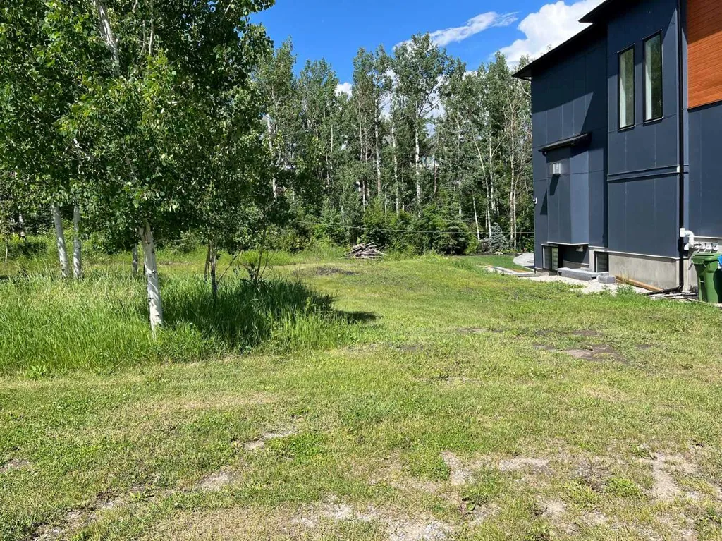 3622 85 Street SW Calgary AB T3H 3V7