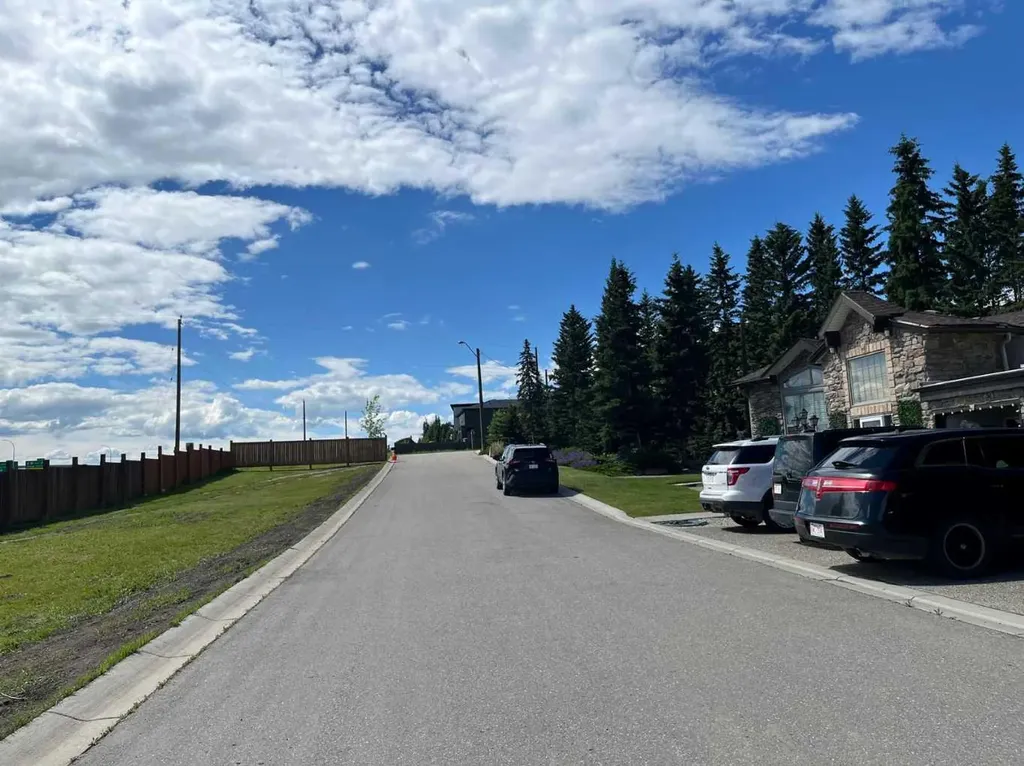 3622 85 Street SW Calgary AB T3H 3V7