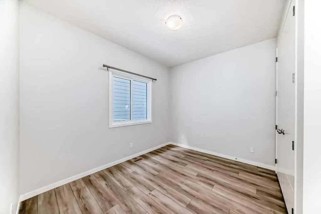 16 West Grove Link SW Calgary AB T3H 6E3