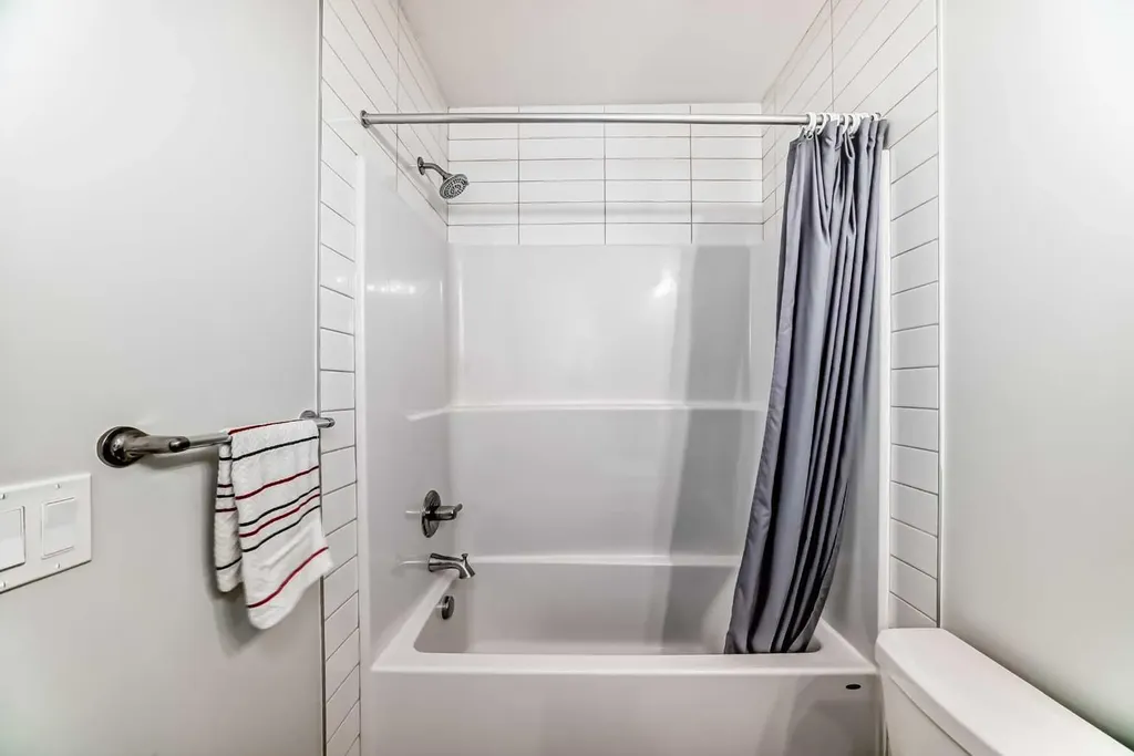 16 West Grove Link SW Calgary AB T3H 6E3