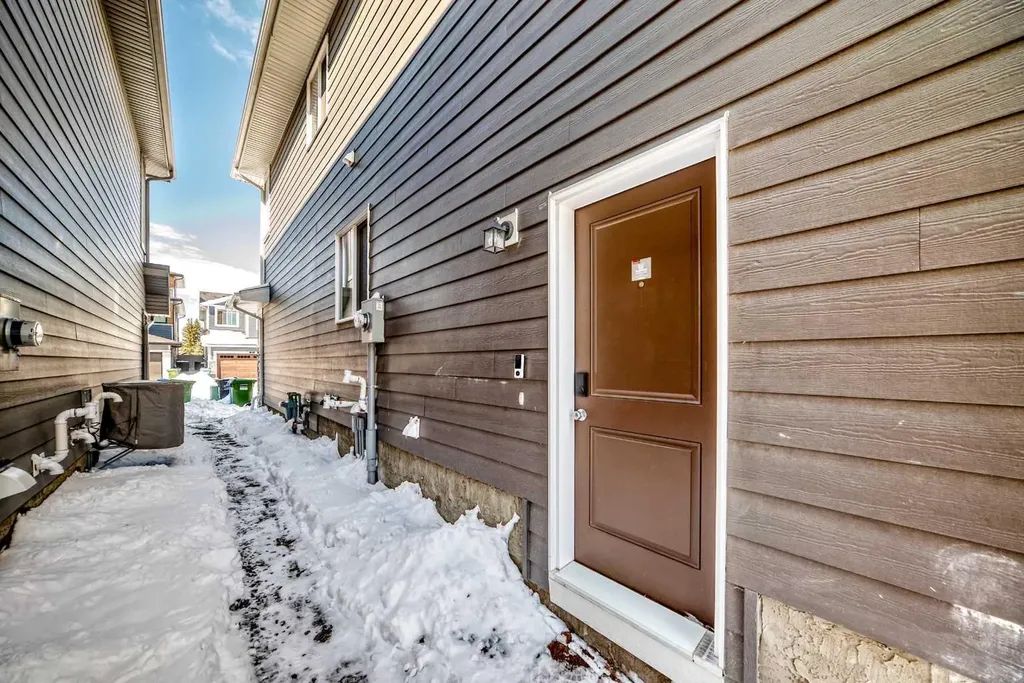 16 West Grove Link SW Calgary AB T3H 6E3