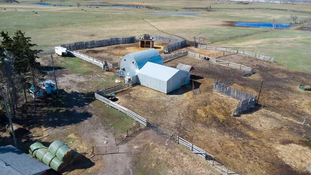E 27-52-3-w4th 52040 Rr 32 A&b Rural Vermilion River County Of AB T0B 2X0