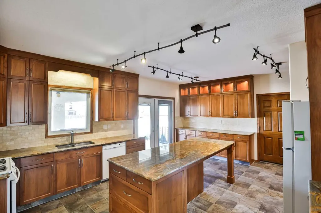 318 Mcmaster Boulevard W Lethbridge AB T1K 4R5