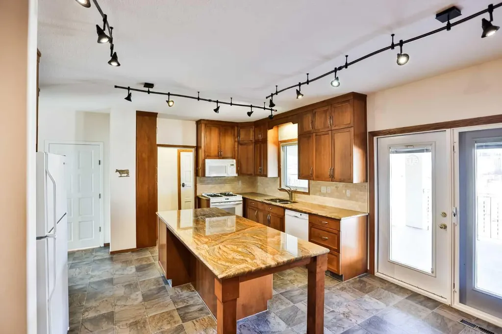 318 Mcmaster Boulevard W Lethbridge AB T1K 4R5
