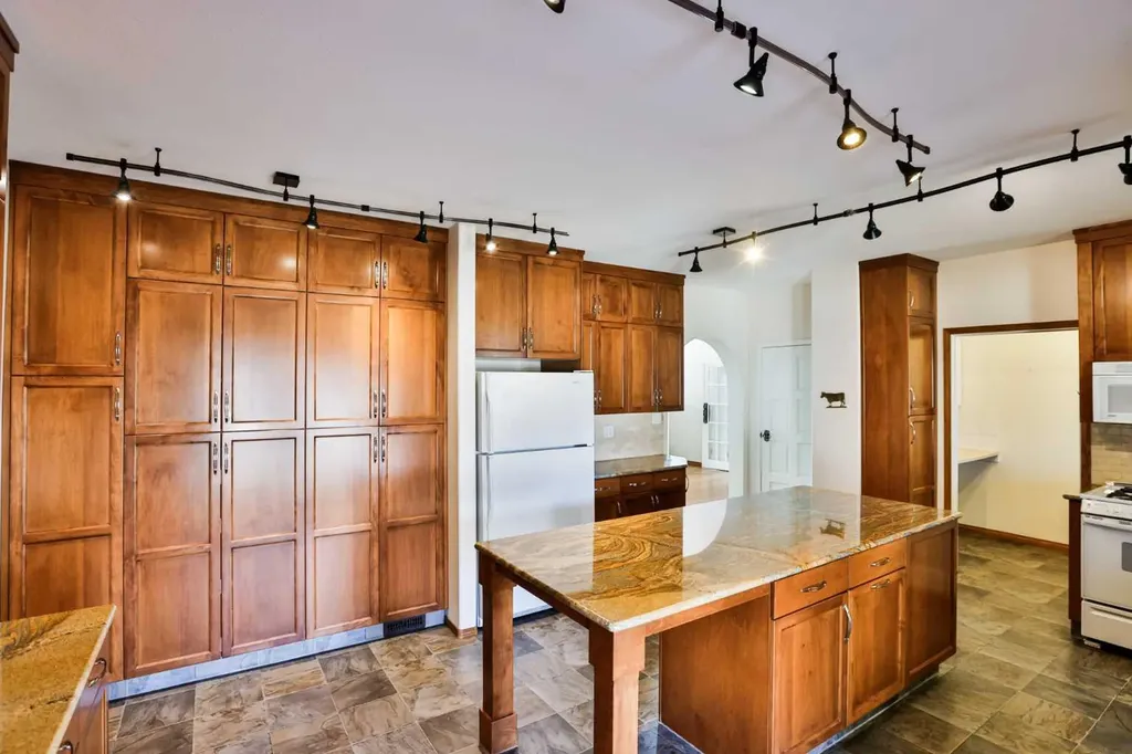 318 Mcmaster Boulevard W Lethbridge AB T1K 4R5