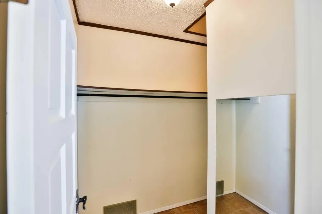 318 Mcmaster Boulevard W Lethbridge AB T1K 4R5