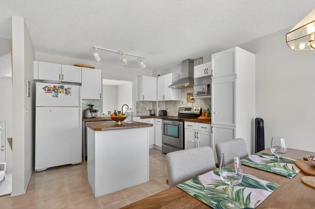 121 Rocky Ridge Court NW Calgary AB T3G4S7