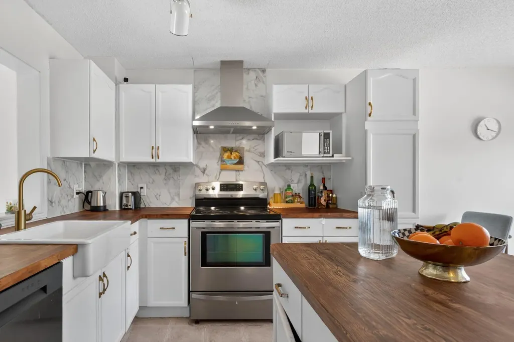 121 Rocky Ridge Court NW Calgary AB T3G4S7
