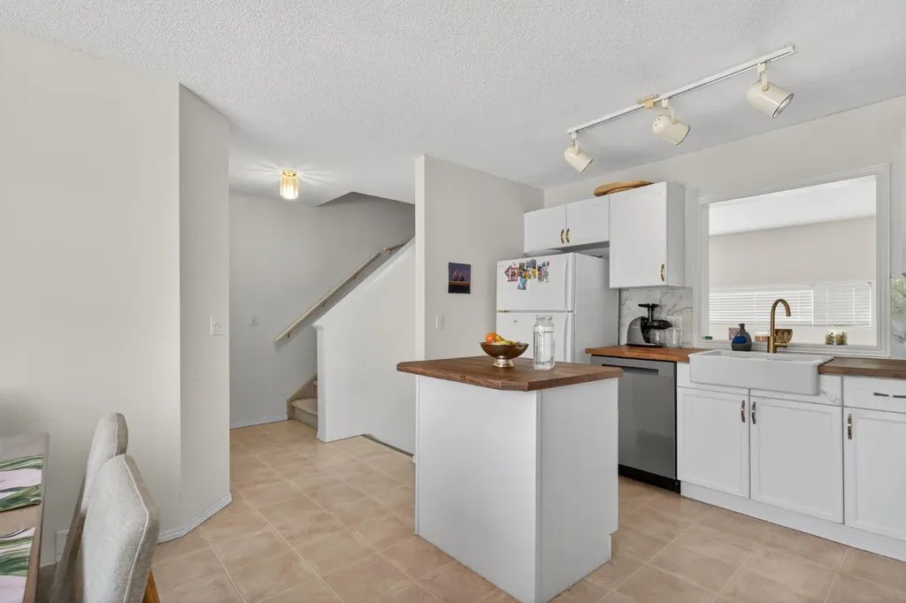 121 Rocky Ridge Court NW Calgary AB T3G4S7