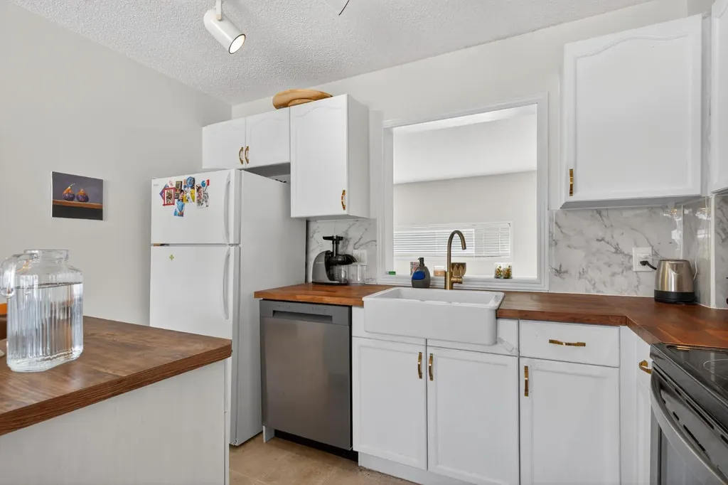 121 Rocky Ridge Court NW Calgary AB T3G4S7